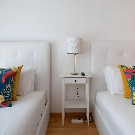 Plum Guide - Chesterfield Cajo Apartman